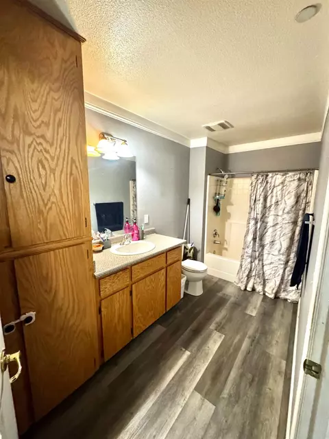 Bath - 3237 Whittier Ave, Clovis, CA 93611 photo 1 of 2