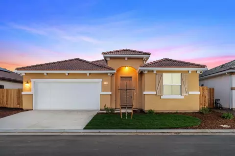 1476 Crimson Way, Dinuba, CA 93618