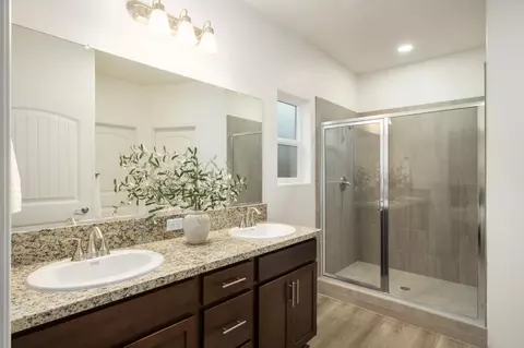 Bath - 1476 Crimson Way, Dinuba, CA 93618 photo 1 of 2