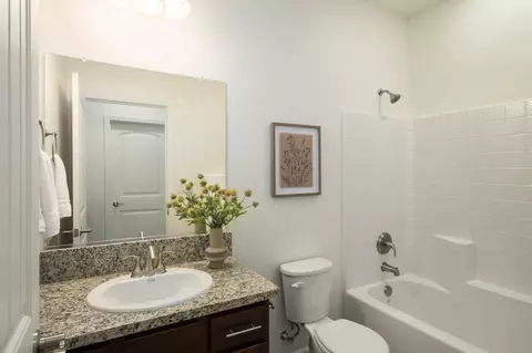 Bath - 1476 Crimson Way, Dinuba, CA 93618 photo 2 of 2