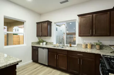 Kitchen - 1476 Crimson Way, Dinuba, CA 93618 photo 2 of 3