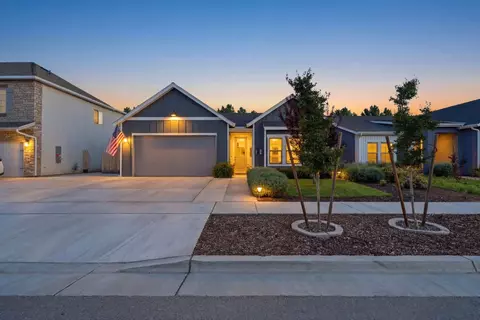 2587 W Heather Ln, Hanford, CA 93230