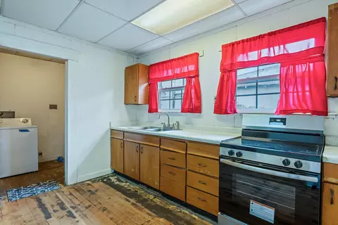 Kitchen - 3153 E Kerckhoff Ave, Fresno, CA 93702 photo 2 of 4