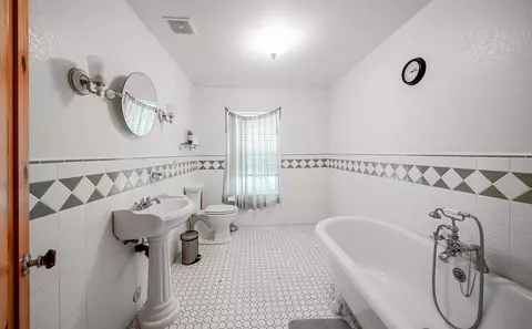 Bath - 37491 Verde Ave, Madera, CA 93636 photo 2 of 6