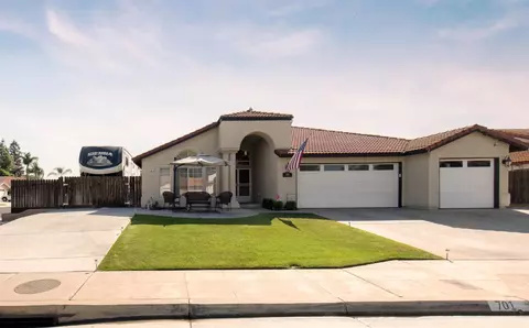 701 Mcarthur Ave, Clovis, CA 93611