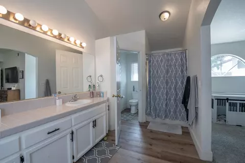 Bath - 701 Mcarthur Ave, Clovis, CA 93611 photo 3 of 4