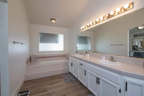 Bath - 701 Mcarthur Ave, Clovis, CA 93611 photo 2 of 4