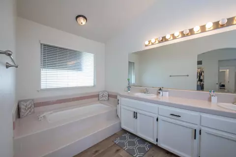 Bath - 701 Mcarthur Ave, Clovis, CA 93611 photo 4 of 4