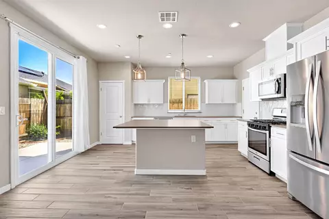 Kitchen - 3875 Roberts Ave, Clovis, CA 93619 photo 2 of 5