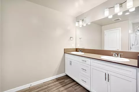 Bath - 3875 Roberts Ave, Clovis, CA 93619 photo 3 of 3