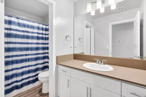 Bath - 3875 Roberts Ave, Clovis, CA 93619 photo 3 of 3