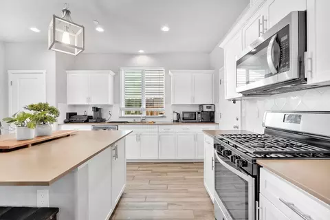 Kitchen - 3875 Roberts Ave, Clovis, CA 93619 photo 3 of 4