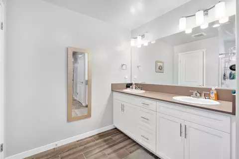 Bath - 3875 Roberts Ave, Clovis, CA 93619 photo 2 of 3
