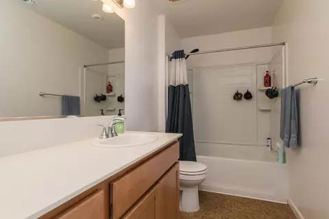 Bath - 1945 E Gum Ave, Reedley, CA 93654 photo 2 of 3