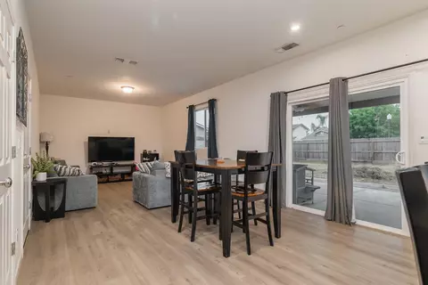 Entry Way - 1945 E Gum Ave, Reedley, CA 93654 photo 1 of 4