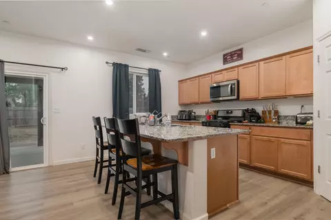 Entry Way - 1945 E Gum Ave, Reedley, CA 93654 photo 2 of 4