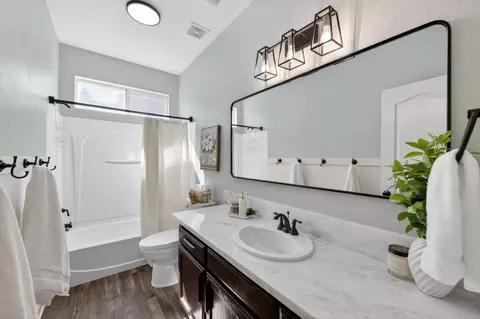 Bath - 1736 N Holly Ave, Clovis, CA 93619 photo 2 of 5