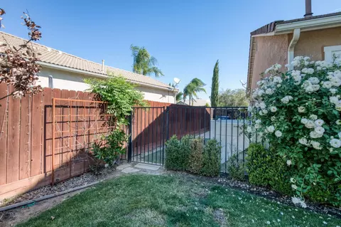 Exterior - 1736 N Holly Ave, Clovis, CA 93619 photo 11 of 15