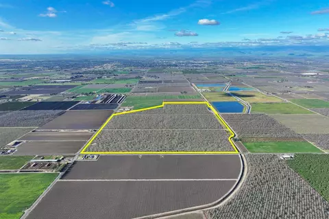 3012 N Oakmore St, Tulare, CA 93274