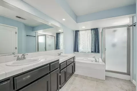 Bath - 1323 Oak Ave, Clovis, CA 93611 photo 3 of 3