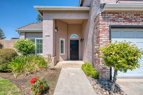 Exterior - 1323 Oak Ave, Clovis, CA 93611 photo 5 of 18