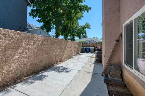 Exterior - 1323 Oak Ave, Clovis, CA 93611 photo 16 of 18
