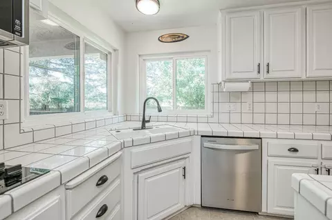 Kitchen - 1323 Oak Ave, Clovis, CA 93611 photo 3 of 5