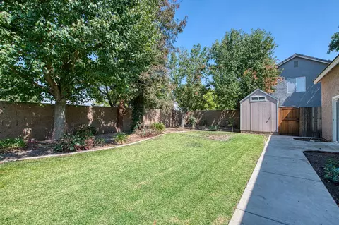 Exterior - 1323 Oak Ave, Clovis, CA 93611 photo 9 of 18