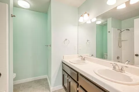 Bath - 1323 Oak Ave, Clovis, CA 93611 photo 2 of 3