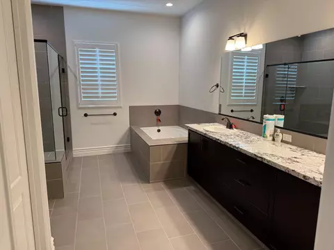 Bath - 1015 Horizon, Madera, CA 93636 photo 2 of 3