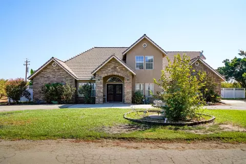 19360 Maple Ave, Laton, CA 93242