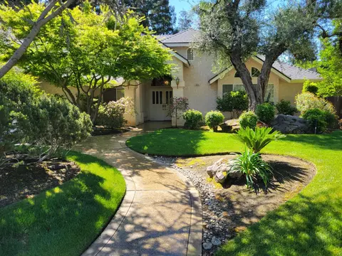 819 E Woodhaven Ln, Fresno, CA 93720