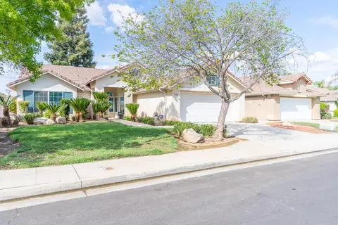 Exterior - 2671 Fremont Ave, Clovis, CA 93611 photo 2 of 5