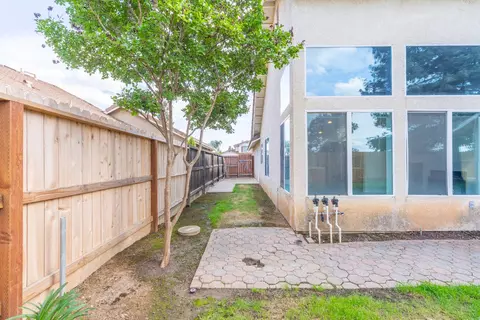 Exterior - 2671 Fremont Ave, Clovis, CA 93611 photo 4 of 5