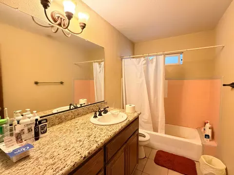 Bath - 15445 W E St, Kerman, CA 93630 photo 1 of 1