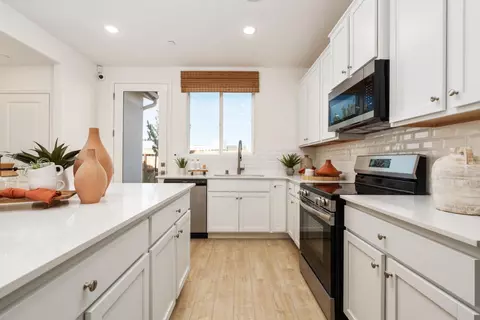 Kitchen - 1484 Woodhill Ln, Clovis, CA 93619 photo 5 of 6