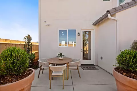 Exterior - 1484 Woodhill Ln, Clovis, CA 93619 photo 5 of 5