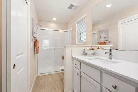 Bath - 1484 Woodhill Ln, Clovis, CA 93619 photo 3 of 4