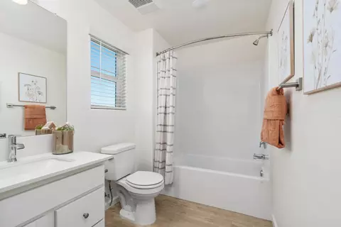 Bath - 1484 Woodhill Ln, Clovis, CA 93619 photo 2 of 4
