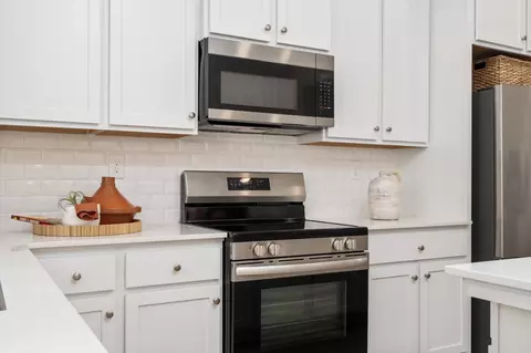 Kitchen - 1484 Woodhill Ln, Clovis, CA 93619 photo 4 of 6