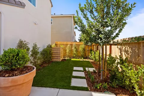 Exterior - 1484 Woodhill Ln, Clovis, CA 93619 photo 4 of 5