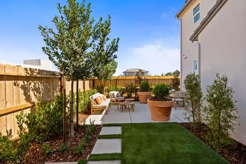 Exterior - 1484 Woodhill Ln, Clovis, CA 93619 photo 2 of 5