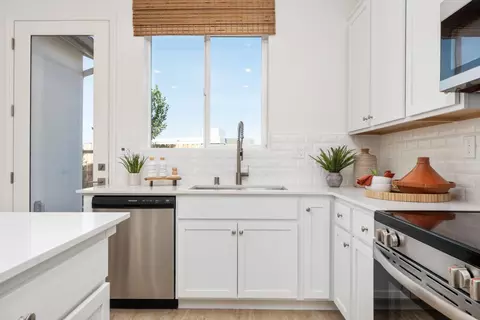 Kitchen - 1484 Woodhill Ln, Clovis, CA 93619 photo 6 of 6