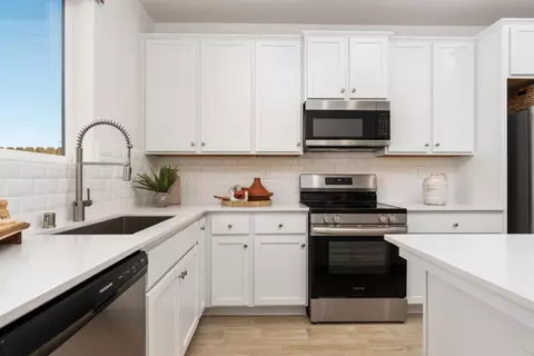 Kitchen - 1484 Woodhill Ln, Clovis, CA 93619 photo 3 of 6