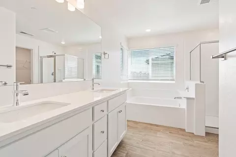 Bath - 1478 Woodhill Ln, Clovis, CA 93619 photo 1 of 8