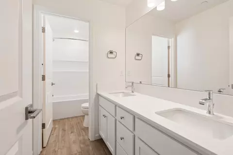 Bath - 1478 Woodhill Ln, Clovis, CA 93619 photo 2 of 8