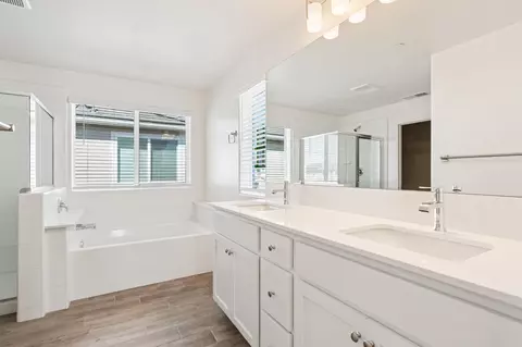 Bath - 1460 Woodhill Ln, Clovis, CA 93619 photo 1 of 7