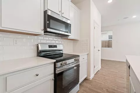 Kitchen - 1460 Woodhill Ln, Clovis, CA 93619 photo 2 of 5
