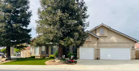 563 W Omaha Ave, Clovis, CA 93619