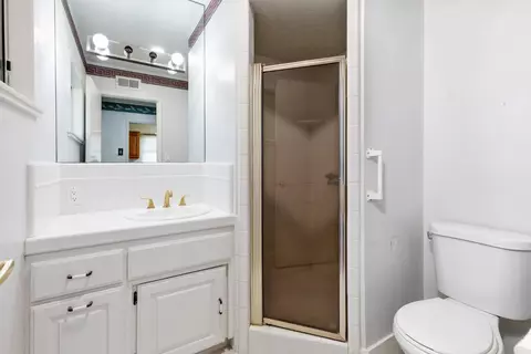 Bath - 12265 E Dinuba Ave, Selma, CA 93662 photo 1 of 3